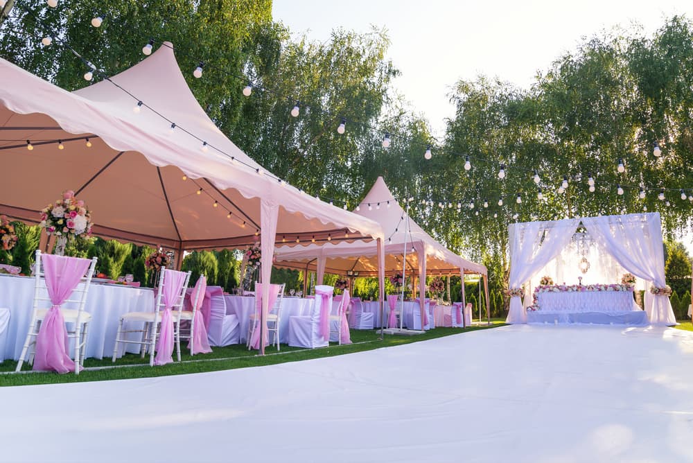 Zelt mieten für die Traumhochzeit: Perfekte Kulisse unter freiem Himmel