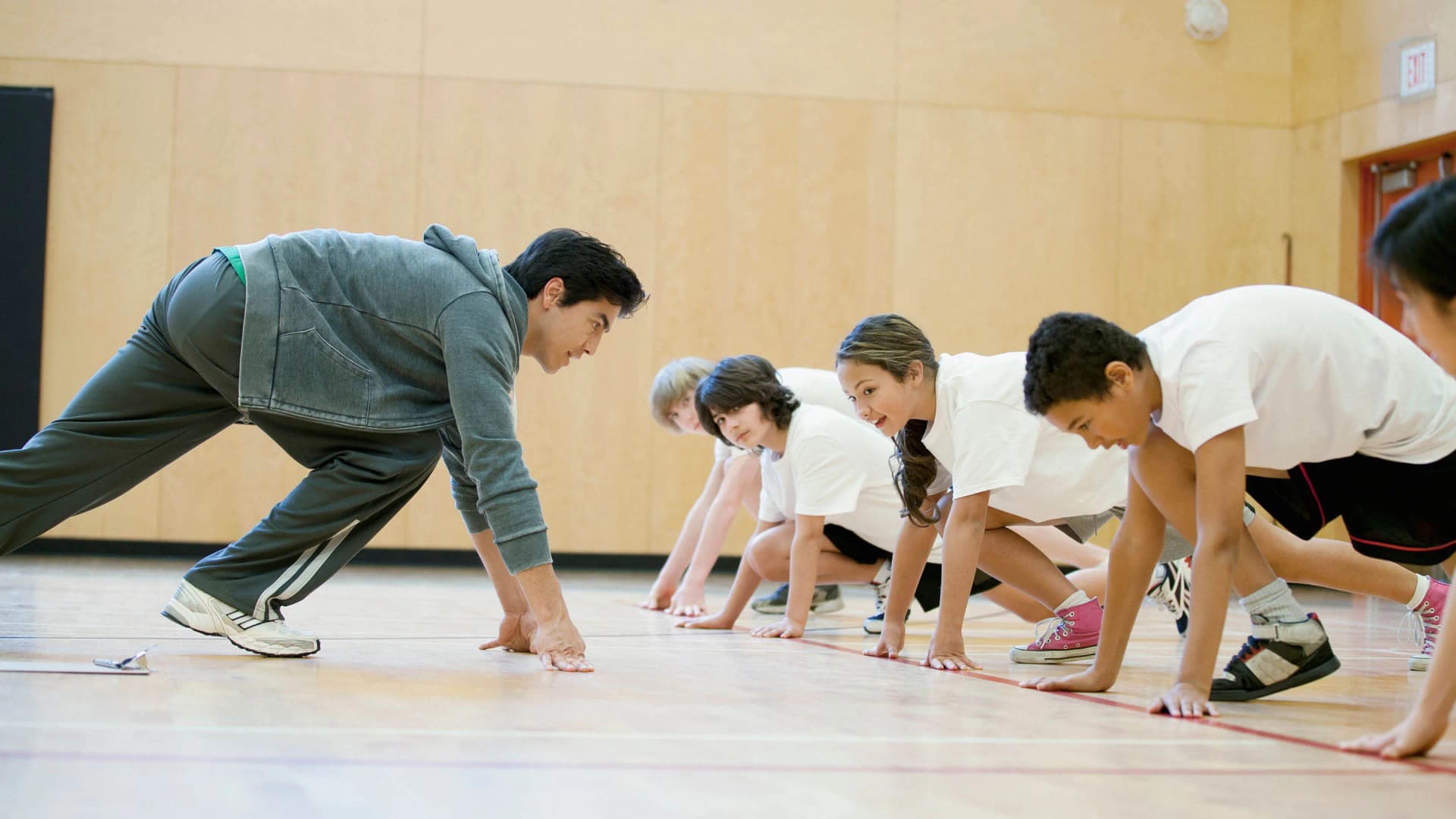 Kooperative Teamspiele entdecken mit Spiele Kindergarten Turnhalle fuer Kinder