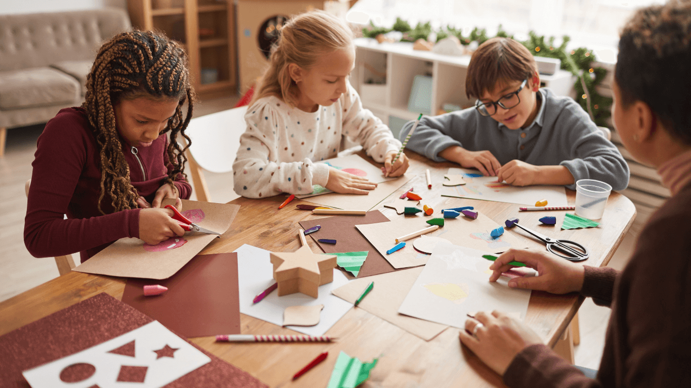 Indoor Spiele Kindergeburtstag mit Bastel- und Spielspaß kombiniert