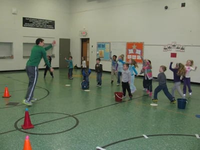 Kooperative Teamspiele entdecken mit Spiele Kindergarten Turnhalle fuer Kinder