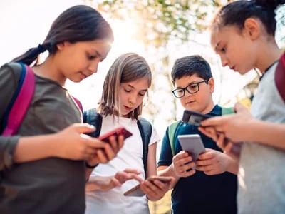 Kernfunktion klar erklärt – Die sichere Smartphone-Regelung mit FreeLock-Handytaschen im Schulbetrieb