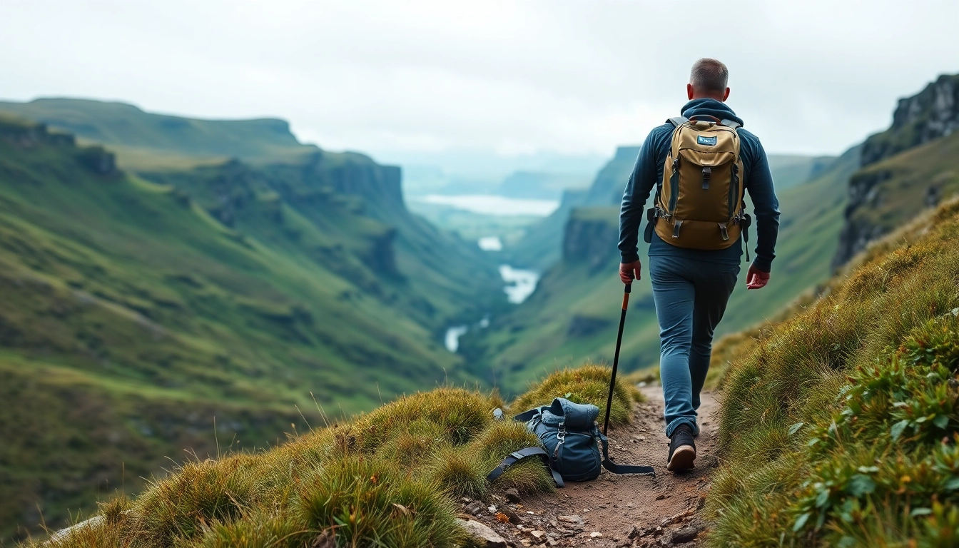 Irland wandern auf einem malerischen Wanderweg mit üppigen grünen Hügeln und dramatischen Klippen.