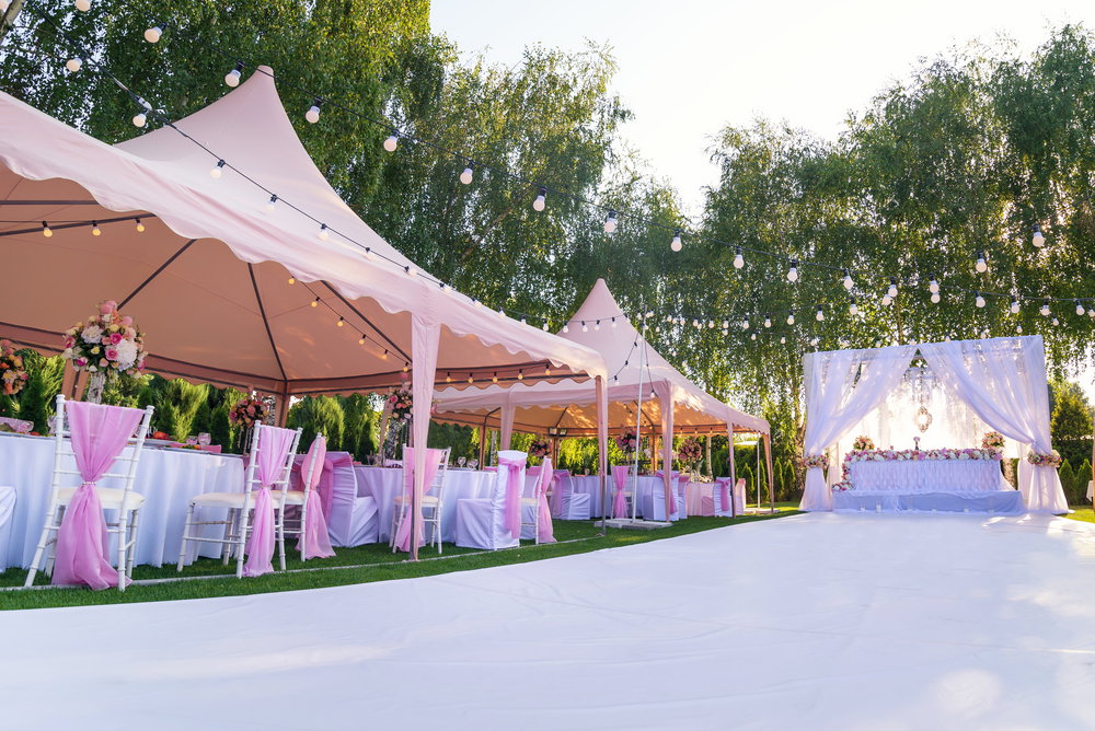 Zelt mieten für die Traumhochzeit: Perfekte Kulisse unter freiem Himmel