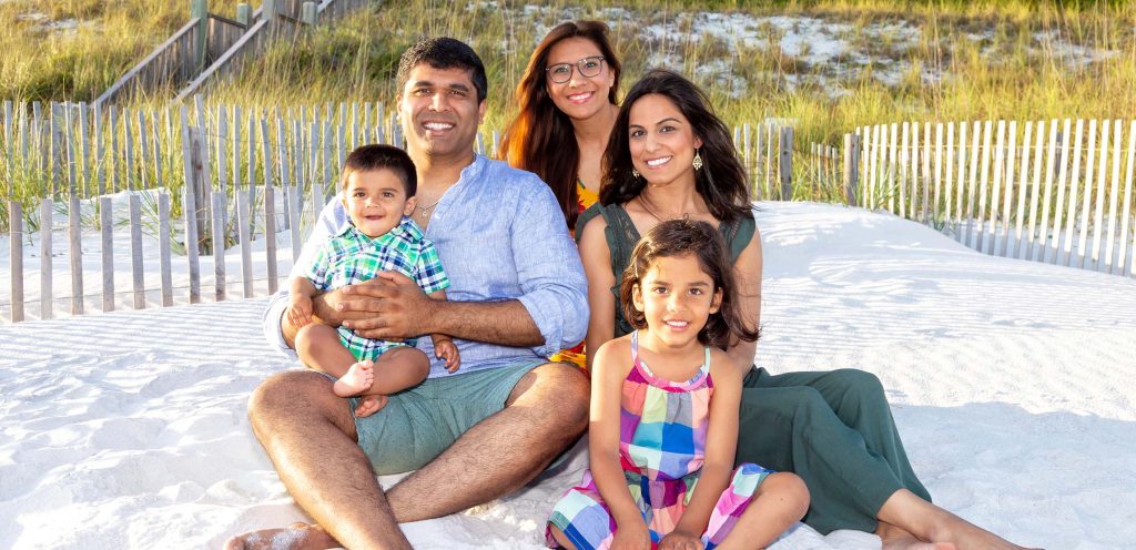 62df7b7968bf63bcde66ce53_host-family-on-the-beach-with-au-pair