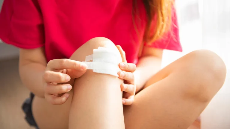 offene-wunden-koennen-sich-infizieren-sie-sollten-daher-mit-einem-pflaster-oder-einer-kompresse-bedeckt-werden