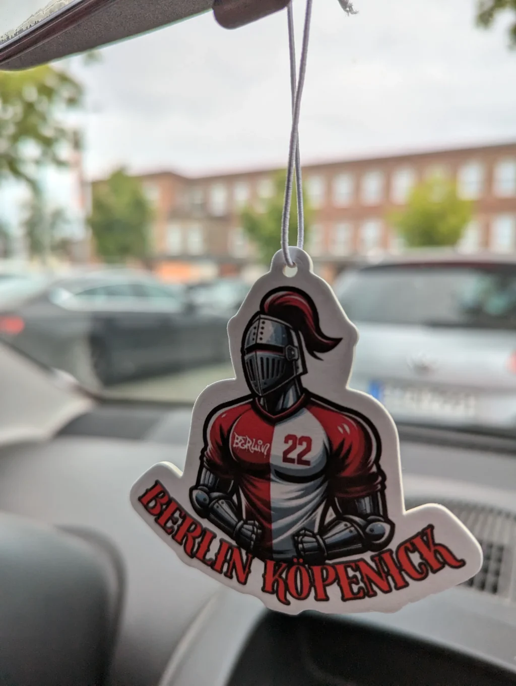 Auto_Duftbaum_Berlin_Koepenick_Ritter_im_Auto_haengend