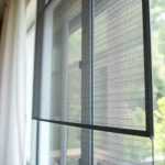 Fliegengittermaxx zeigt eine moderne Insektenschutztür in einem hellen Raum.