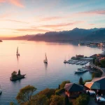 Urlaub am Gardasee bei Sonnenuntergang mit lebhaften Reflexionen auf dem ruhigen Wasser und malerischen Orten.